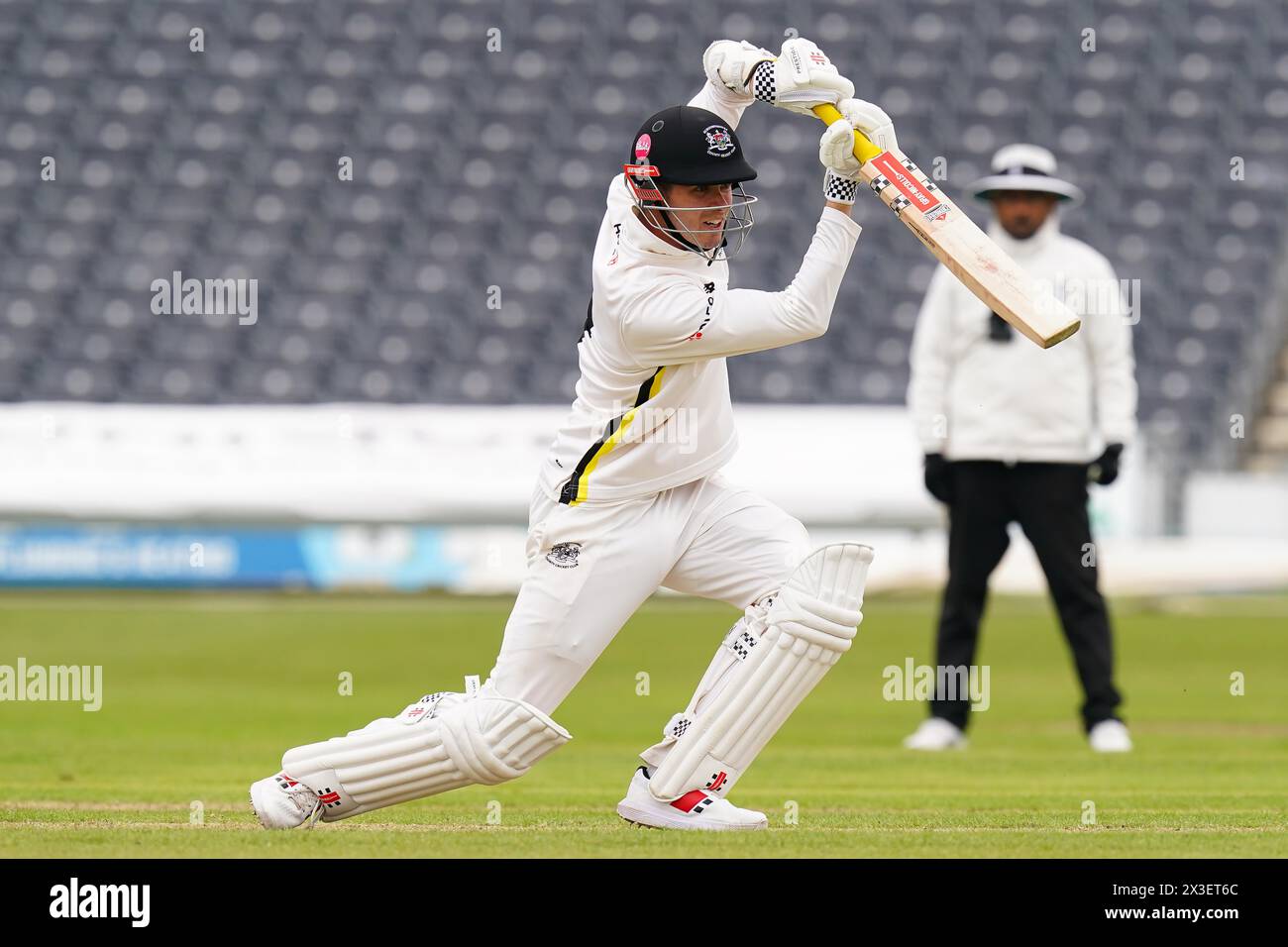 Bristol, Großbritannien, 26. April 2024. Gloucestershires Ollie Price schlug während des Spiels der Vitality County Championship Division 2 zwischen Gloucestershire und Middlesex. Quelle: Robbie Stephenson/Gloucestershire Cricket/Alamy Live News Stockfoto