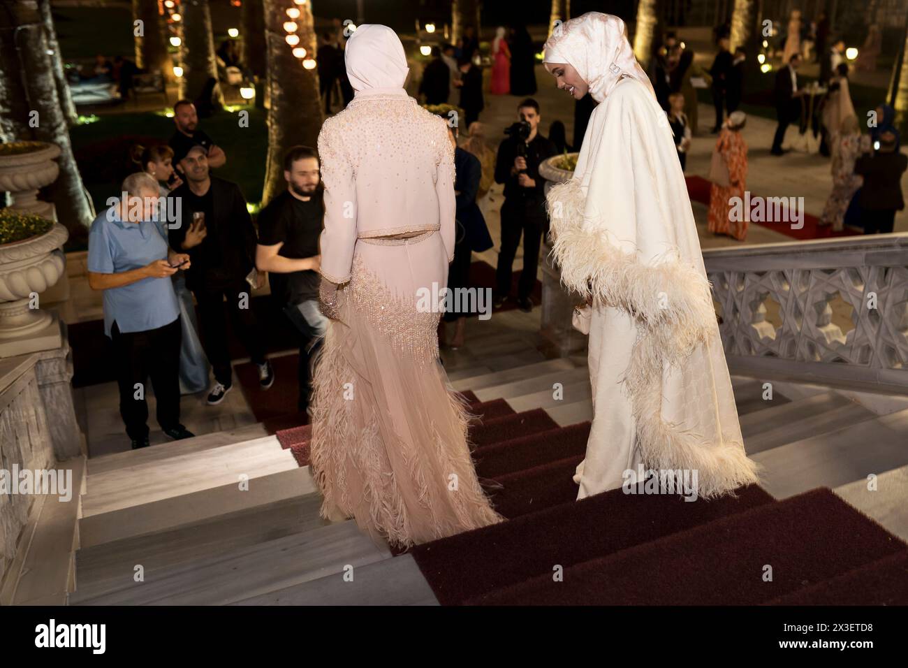 Model Halima Aden (R) nimmt an der Begrüßungsnacht für die Istanbul Modest Fashion Week 2024 Teil, die von Think Fashion im Ciragan Palace in Istanbul organisiert wird und von Buttonscarves und Salambooking veranstaltet wird. (Foto: Valeria Ferraro / SOPA Images/SIPA USA) Stockfoto