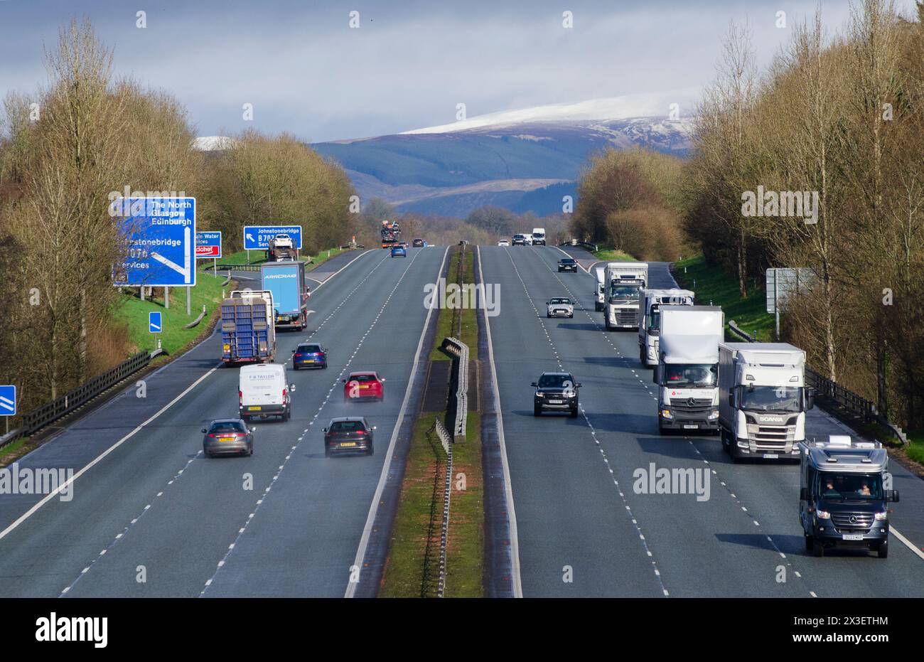 IN DER NÄHE VON MOFFAT, SCHOTTLAND, Großbritannien - 16. Januar 2024 - Verkehr auf der M74 in der Nähe von Moffat, Schottland, Vereinigtes Königreich. Die M74 ist die schottische Verlängerung der Autobahn M6 und weiter Stockfoto