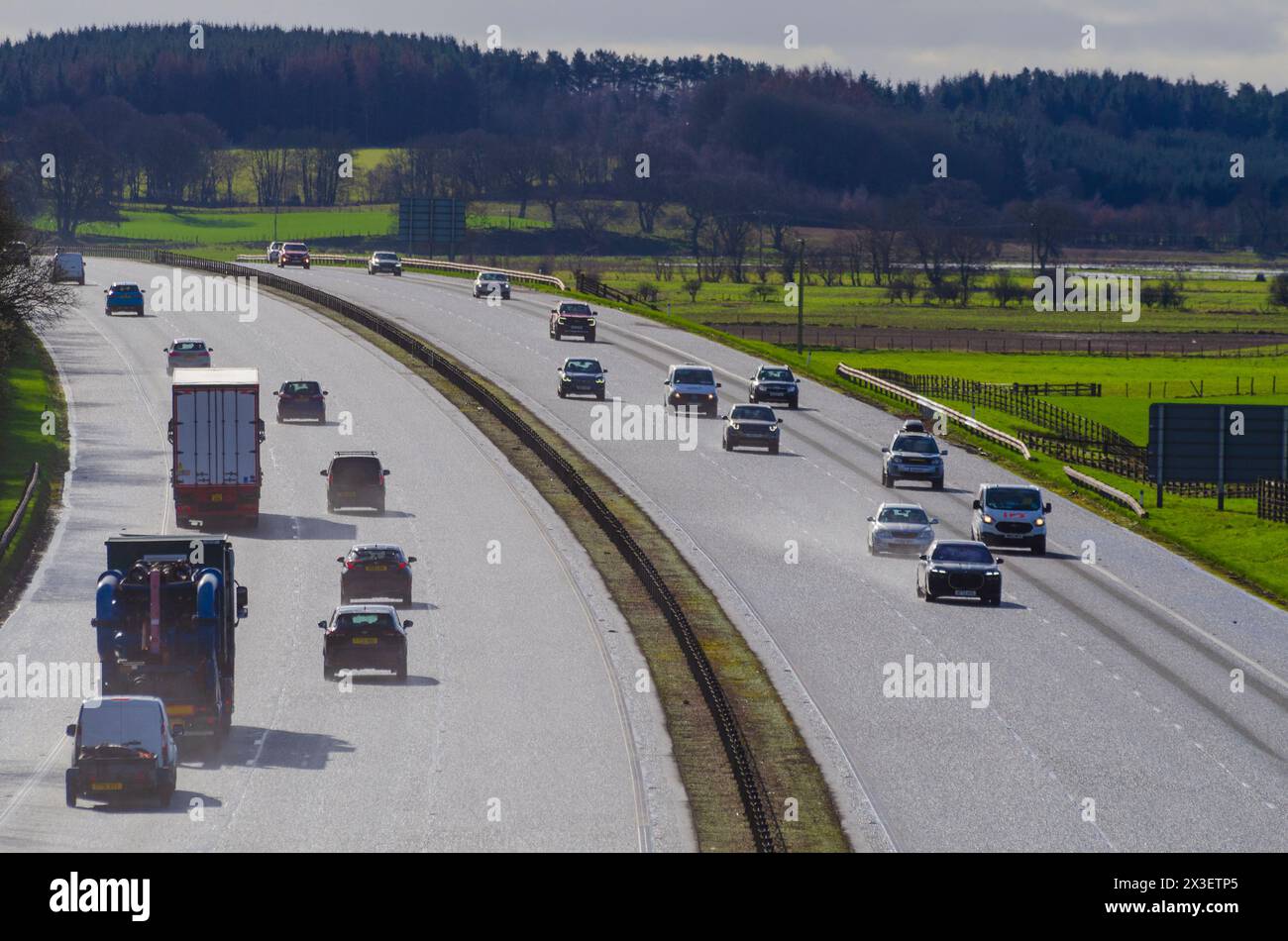 IN DER NÄHE VON MOFFAT, SCHOTTLAND, Großbritannien - 16. Januar 2024 - Verkehr auf der M74 in der Nähe von Moffat, Schottland, Vereinigtes Königreich. Die M74 ist die schottische Verlängerung der Autobahn M6 und weiter Stockfoto