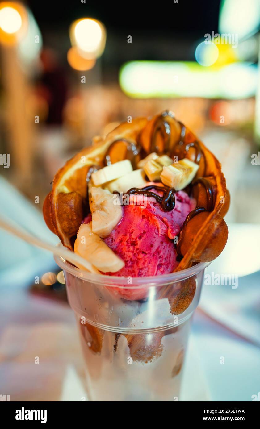 Waffel mit Eis gefüllt mit Schokolade. Stockfoto