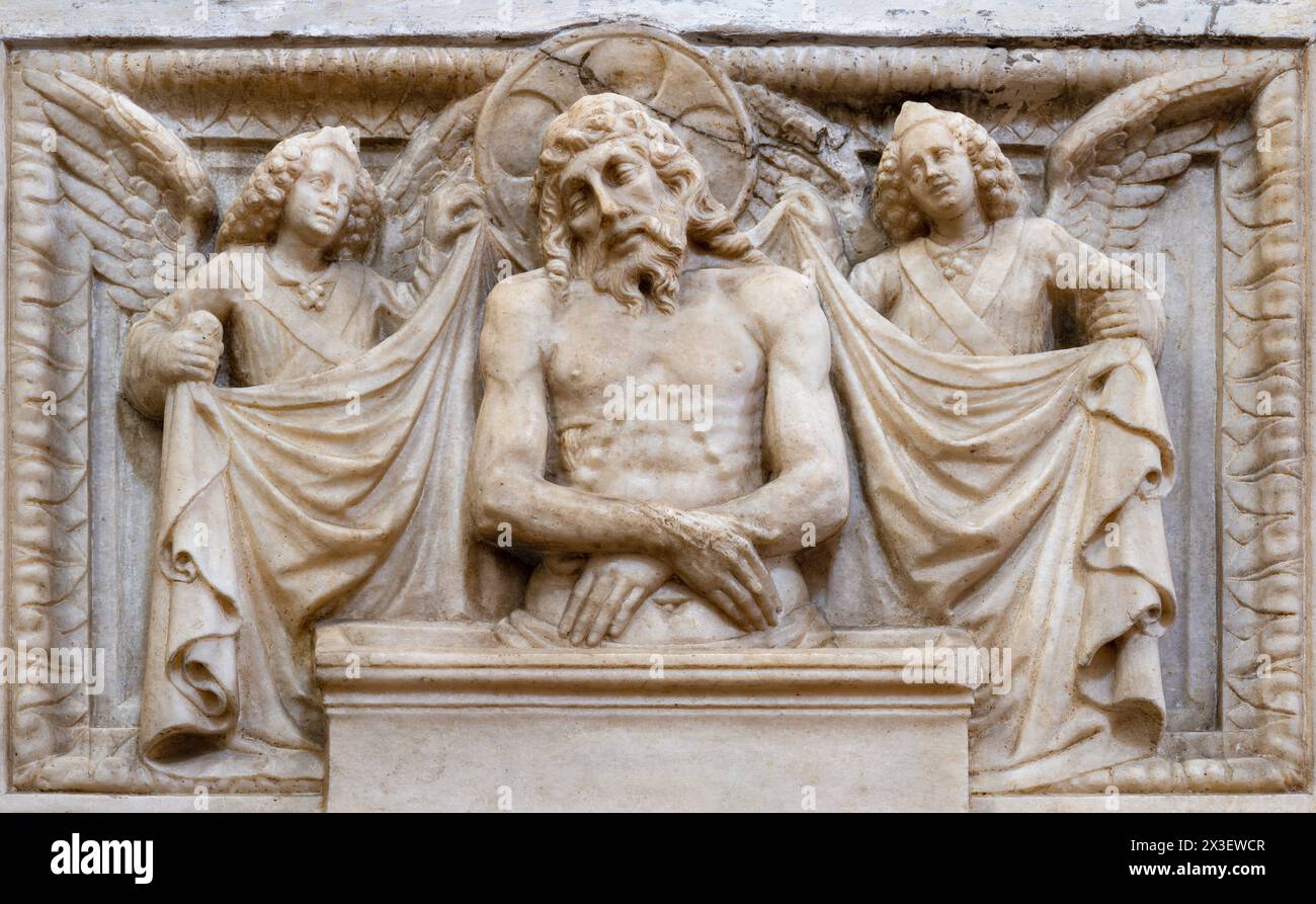 MAILAND, ITALIEN - 6. MÄRZ 2024: Das Renaissance Marmor Relief des Todes Christus in der Kirche Chiesa di Santa Maria del Carmine von der lombardischen Schule von 15. Stockfoto