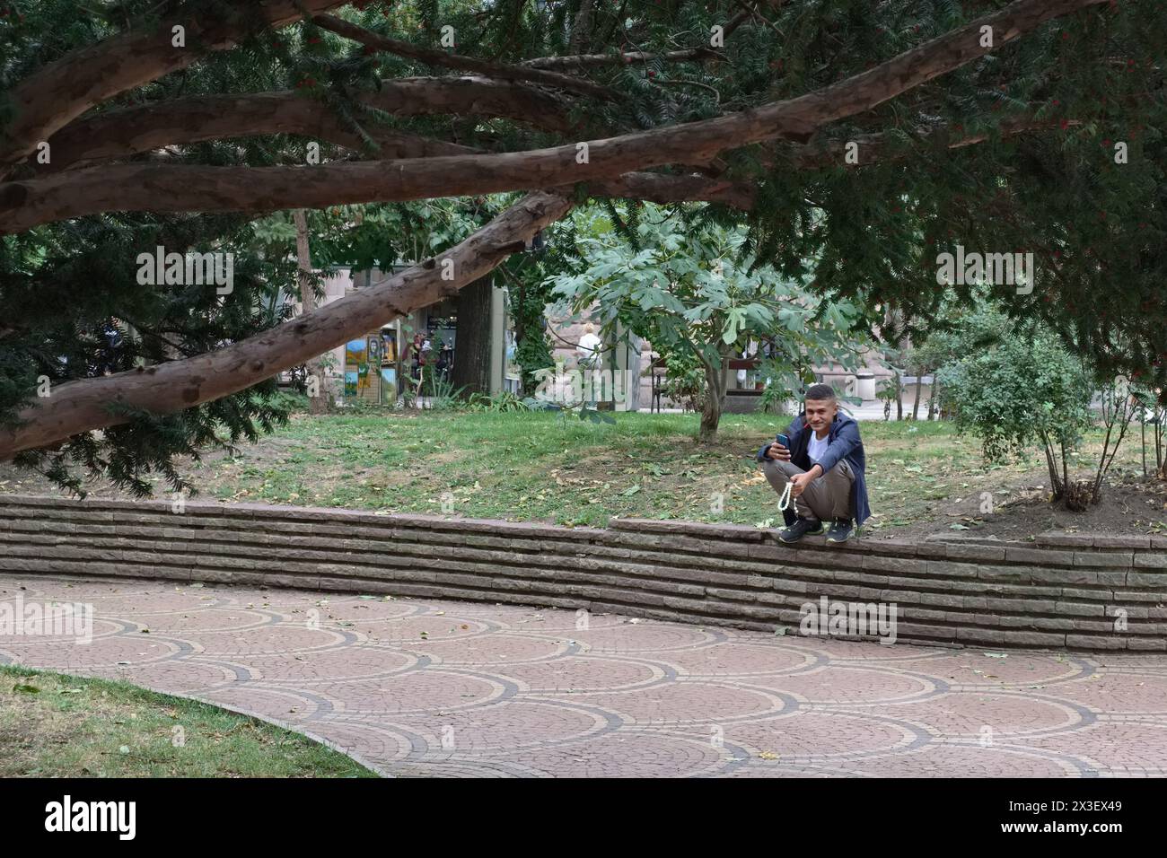 Bulgarien, Sofia; 24. September 2023, bulgarischer Mann, der sich in einem Park in der Innenstadt entspannt - EDITORIAL Stockfoto