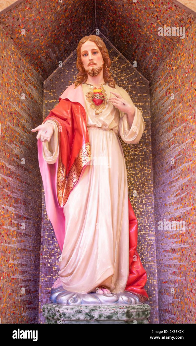MAILAND, ITALIEN - 8. MÄRZ 2024: Die Statue des Herzens Jesus in der Kirche Chiesa di Santi Quattro Evangelisti Stockfoto