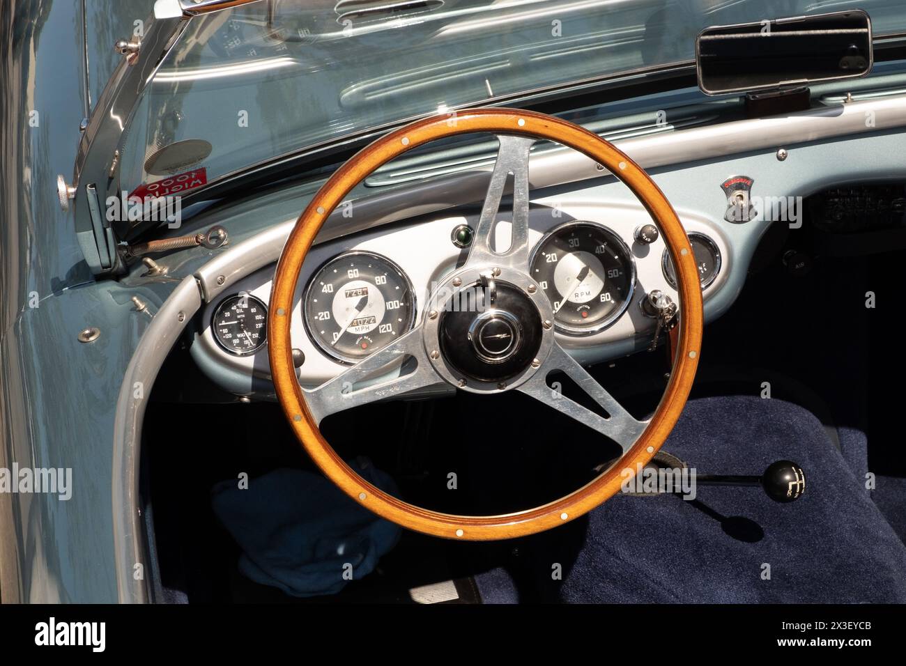 Santa Barbara, USA - 23. April 2019: Oldtimer Austin-Healey auf einem Parkplatz mit Führerschein. Stockfoto