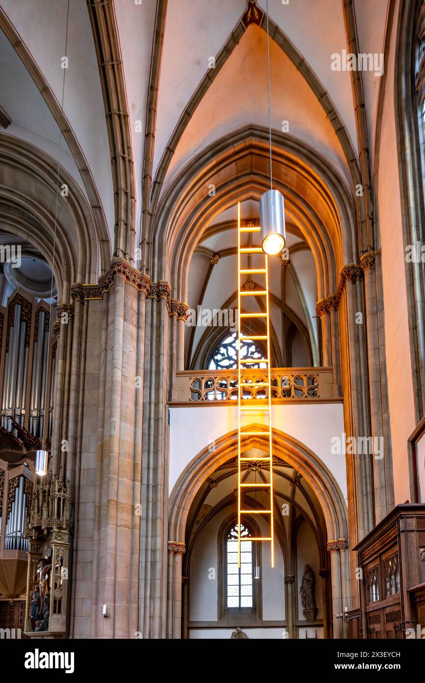 Münster, Deutschland - 13. April 2024: Blick auf die Himmelsleiter von Billi Thanner in der Kirche Sankt Lamberti in Münster. Stockfoto