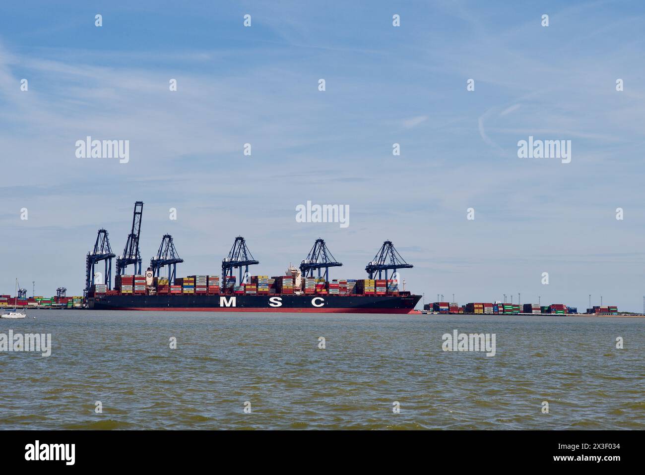 Das Containerschiff MSC Amsterdam legte im Hafen von Felixstowe, Suffolk, Großbritannien, an. Stockfoto