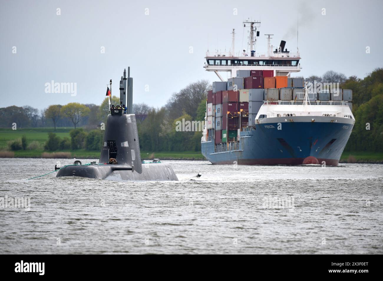 Containerschiff Und U-Boot Segeln Im Kieler Kanal Stockfoto