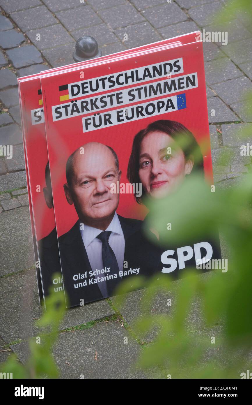 Wahlplakate der SPD für die Europawahl 2024 mit den Porträts von Olaf Scholz und Katarina Barley stehen auf einem Bürgersteig im Kölner Stadtteil Nippes bereit zum Aufhängen. *** SPD-Wahlplakate für die Europawahl 2024 mit Porträts von Olaf Scholz und Katarina Barley stehen bereit, auf einem Bürgersteig im Kölner Nippes-Bezirk aufgehängt zu werden. Nordrhein-Westfalen Deutschland, Deutschland  DSF1056 Stockfoto