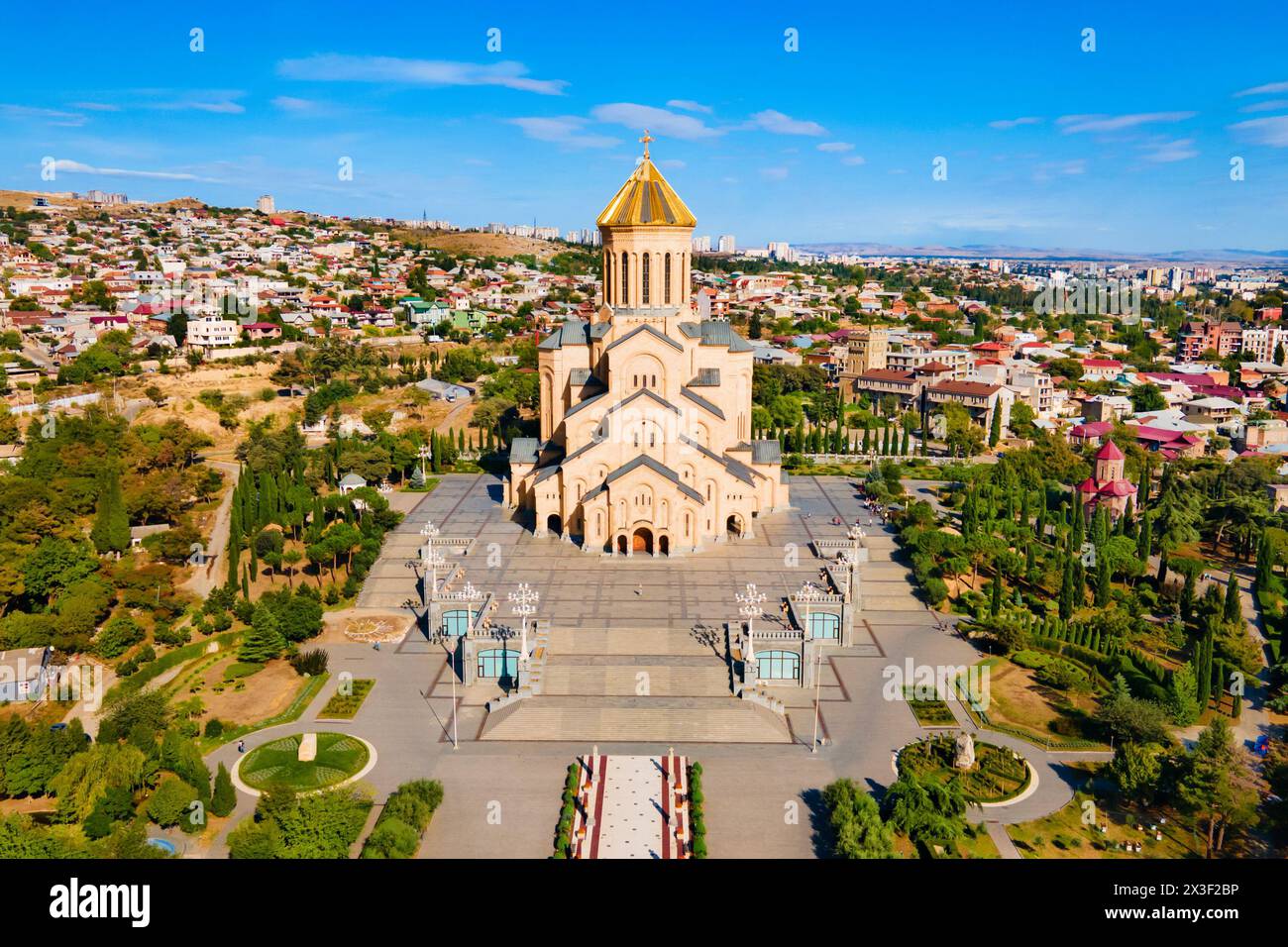 Kathedrale der Heiligen Dreifaltigkeit oder Tsminda Sameba Kirche Luftpanorama in der Altstadt von Tiflis. Tiflis ist die Hauptstadt und die größte Stadt Georgiens, Lyi Stockfoto