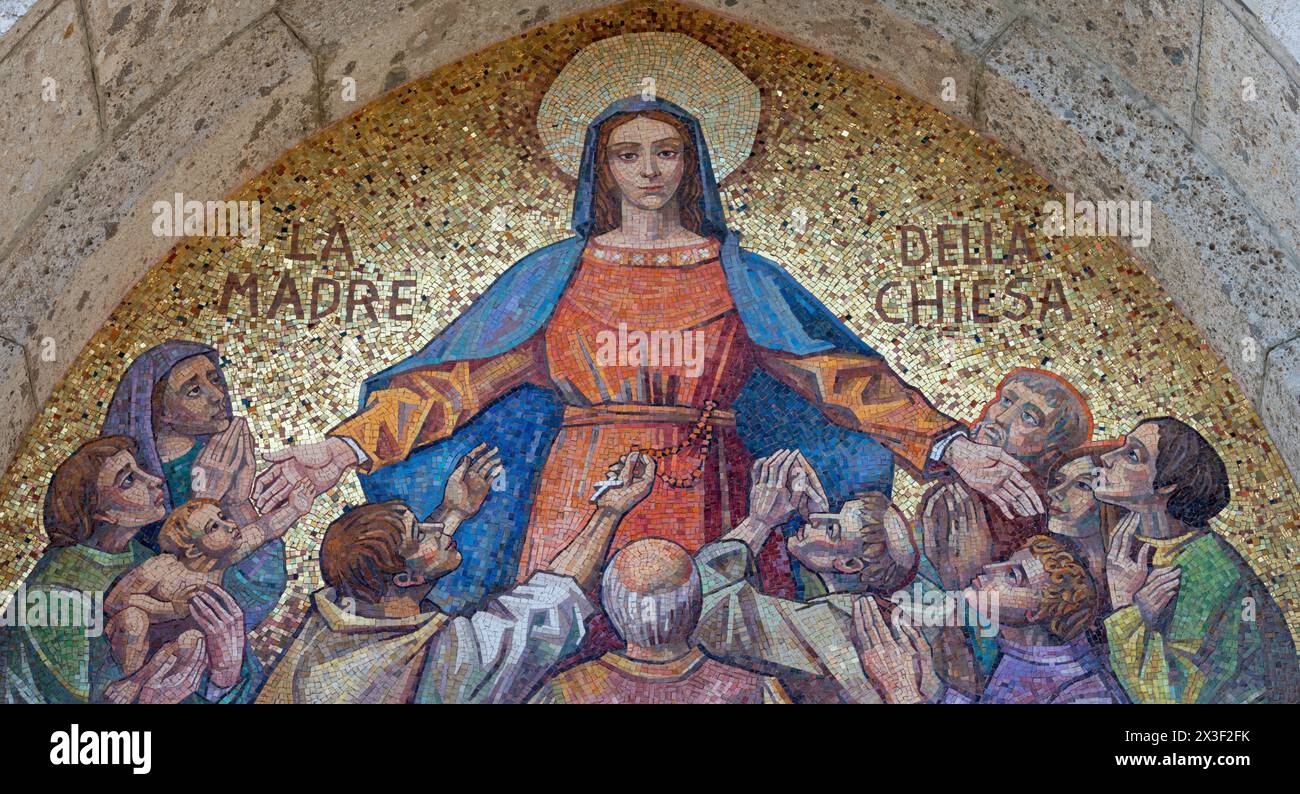 MAILAND, ITALIEN - 7. MÄRZ 2024: Das Außenmosaik der Jungfrau Maria über dem Eingang der Kirche Chiesa di Santa Maria del Rosario entworfen Stockfoto