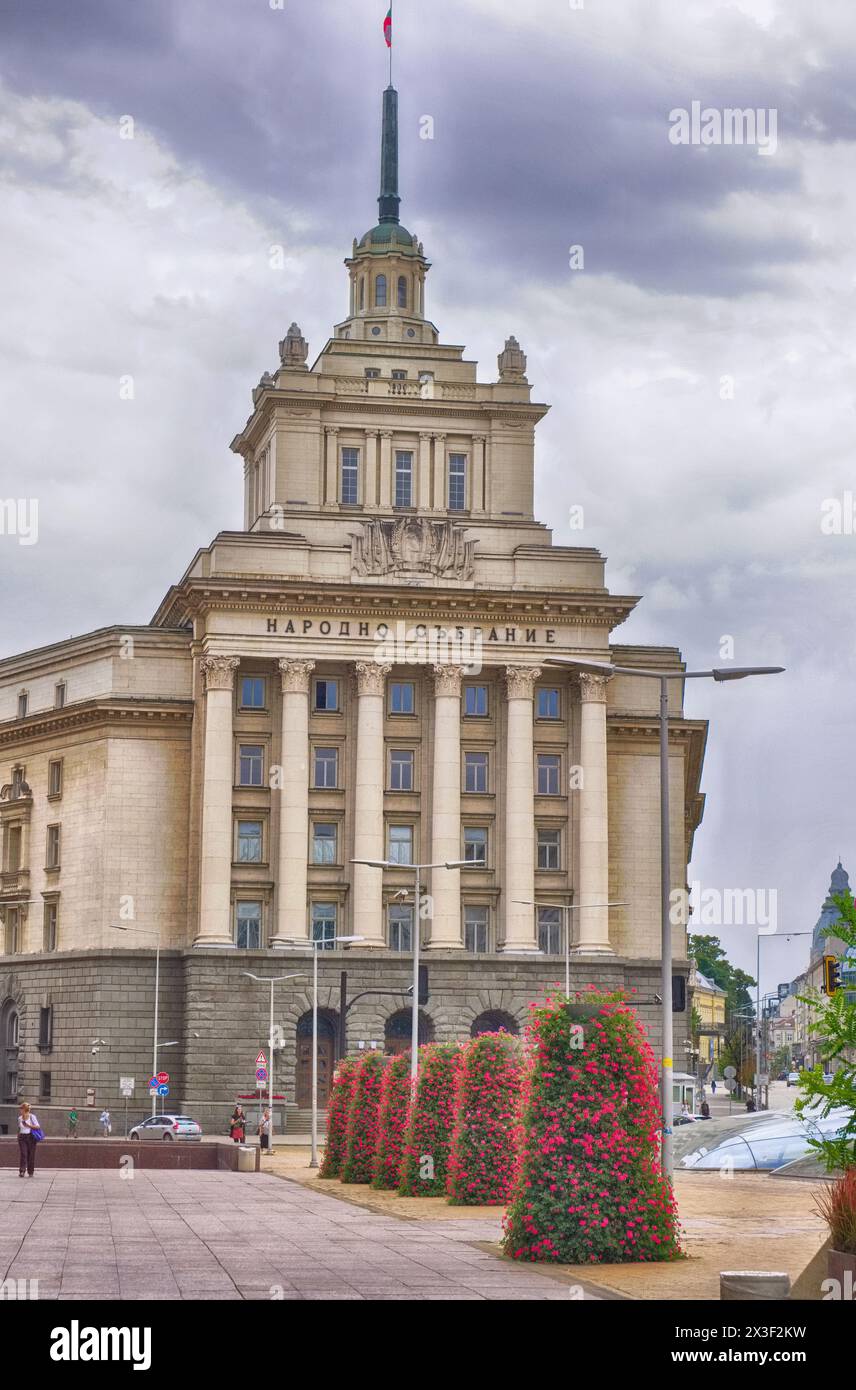 Bulgarien, Sofia, Blick auf die Fassade des Parlamentsgebäudes in der Innenstadt Stockfoto