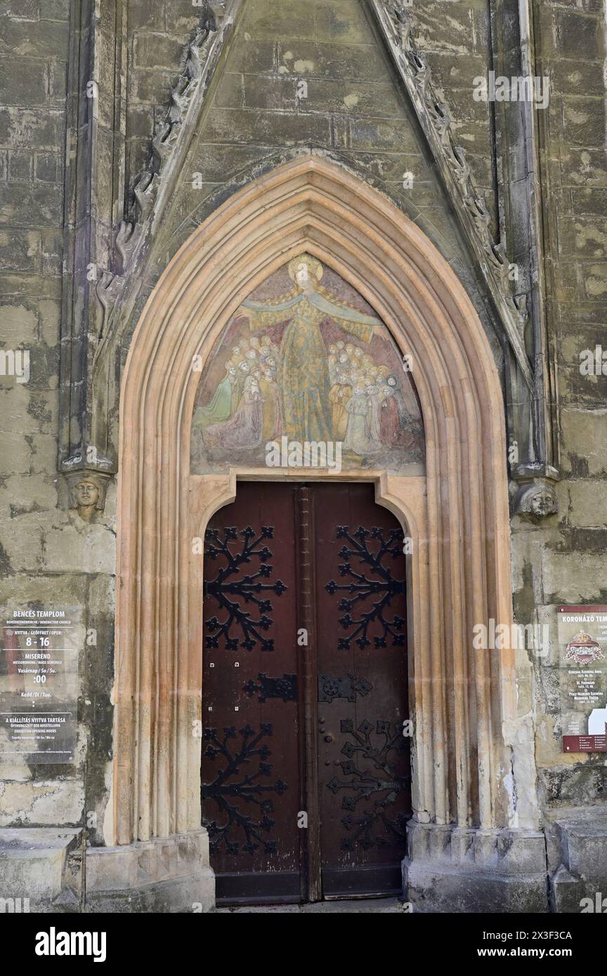 Sopron, Ungarn. Außenansicht der Goat Church, Haupttor Stockfoto