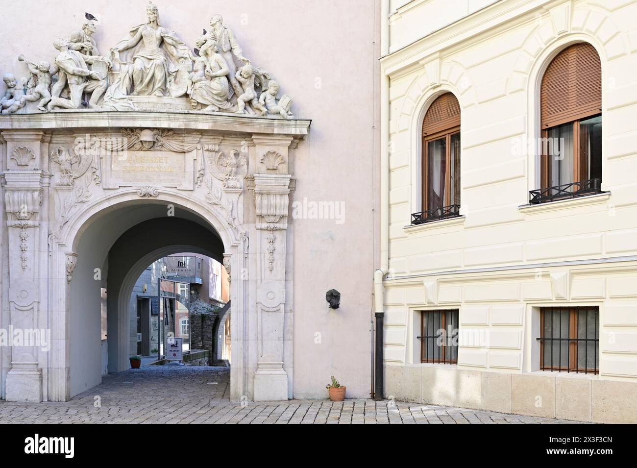 Sopron, Ungarn. Das Tor der Loyalität wurde 1928 zum Gedenken an das Referendum errichtet Stockfoto