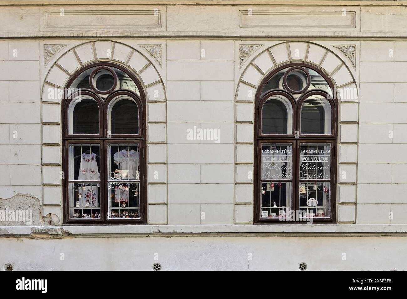Sopron, Ungarn. Kaufen Sie in der Altstadt Vintage-Kleidung und Geschirr ein Stockfoto