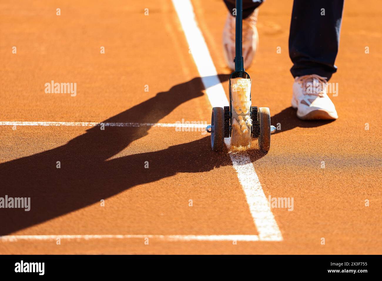 Barcelona, Spanien. April 2024. Die Linien werden während des Viertelfinalspiels zwischen Facundo Diaz Acosta und Stefanos Tsitsipas während des Barcelona Open Banc Sabadell Turniers in Barcelona gereinigt. (Foto: Gonzales Foto - Ainhoa Rodriguez Jara). Stockfoto