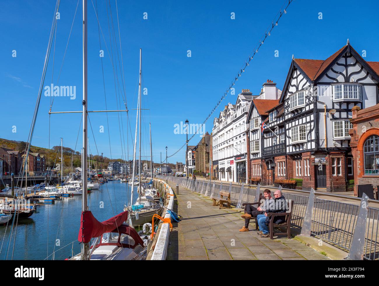 Uferpromenade und Yachthafen in Douglas, Isle of man, England, Großbritannien Stockfoto