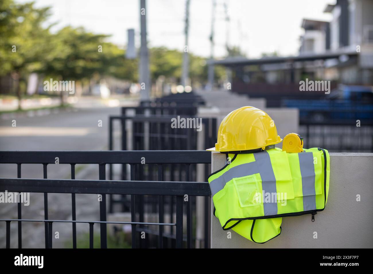 Gelbe Schutzhelme werden zusammen mit reflektierenden Westen für Arbeiter bereitgestellt, da gelbe Schutzhelme vor herabfallenden Gegenständen während der Co-Arbeit schützen Stockfoto