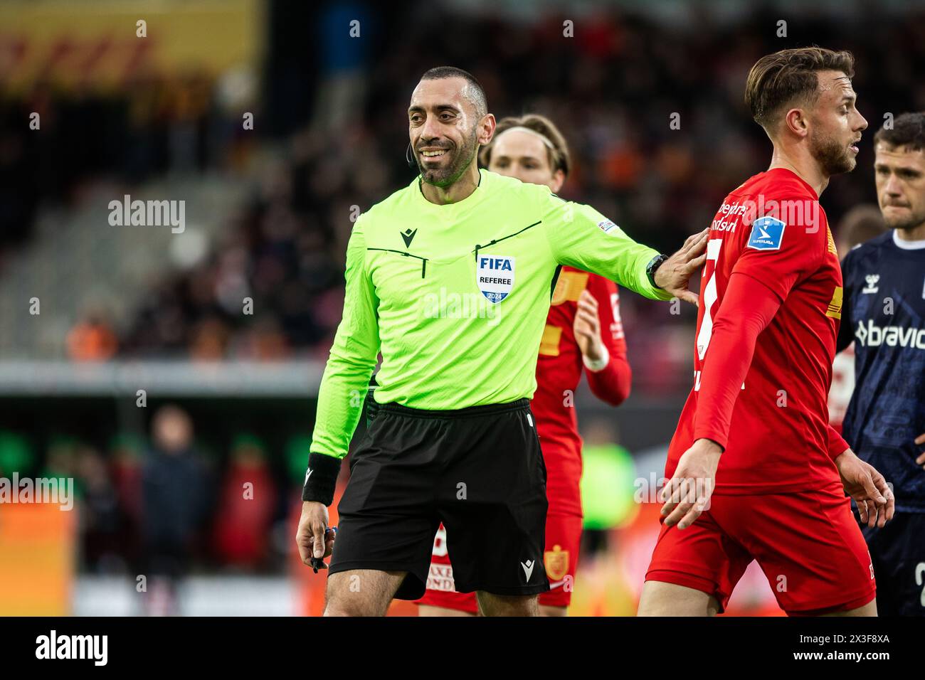 Farum, Dänemark. April 2024. Schiedsrichter Chrysovalantis Theouli, der während des 3F Superliga-Spiels zwischen dem FC Nordsjaelland und Aarhus GF auf der rechten Seite im Dream Park in Farum gesehen wurde. (Foto: Gonzales Photo - Dejan Obretkovic). Stockfoto