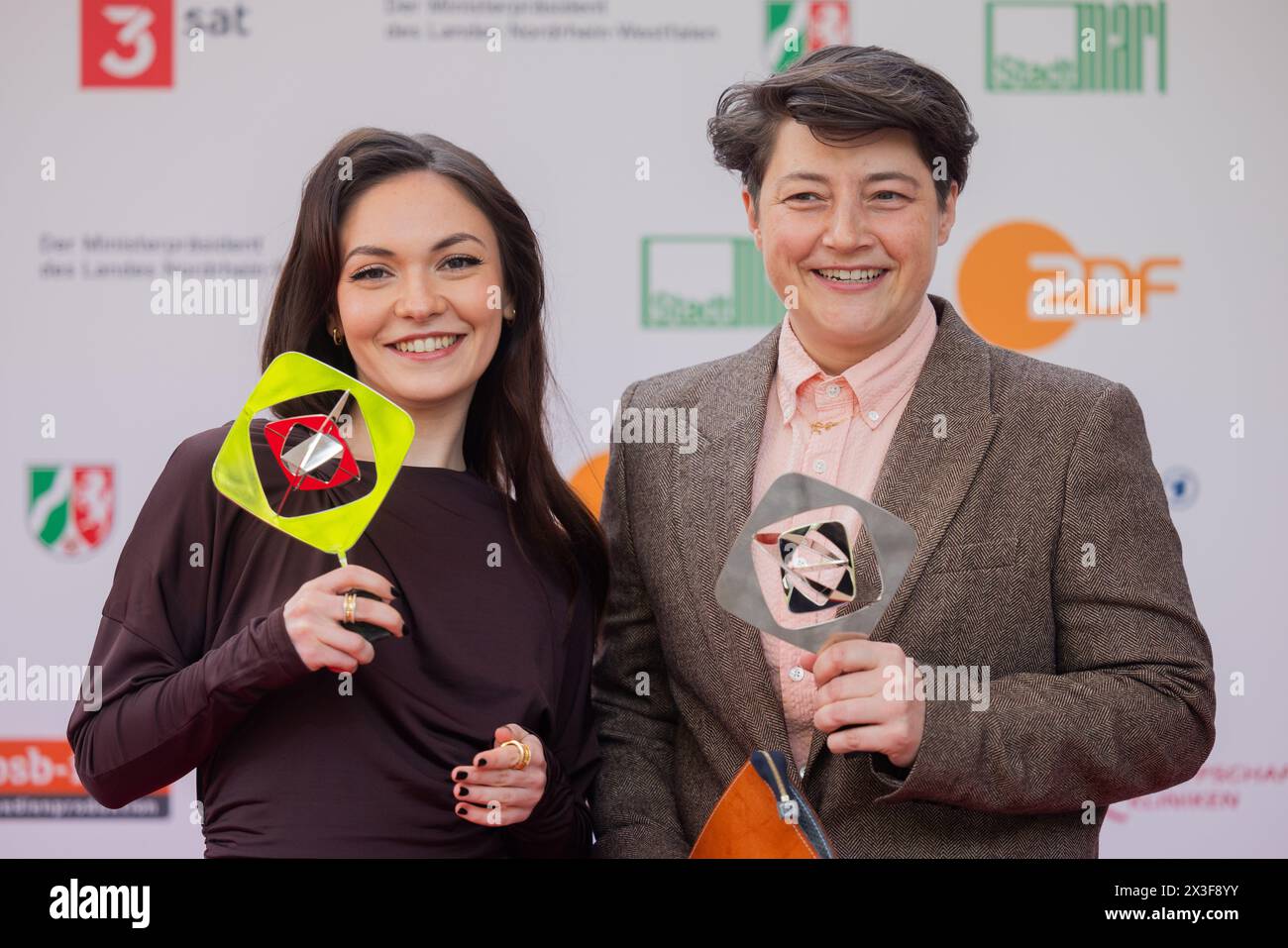 Marl, Deutschland. April 2024. Emma Nova (l) und Julia C. Kaiser gehen auf dem roten Teppich bei der 60. Grimme-Preisverleihung im Theater Marl. Quelle: Rolf Vennenbernd/dpa/Alamy Live News Stockfoto