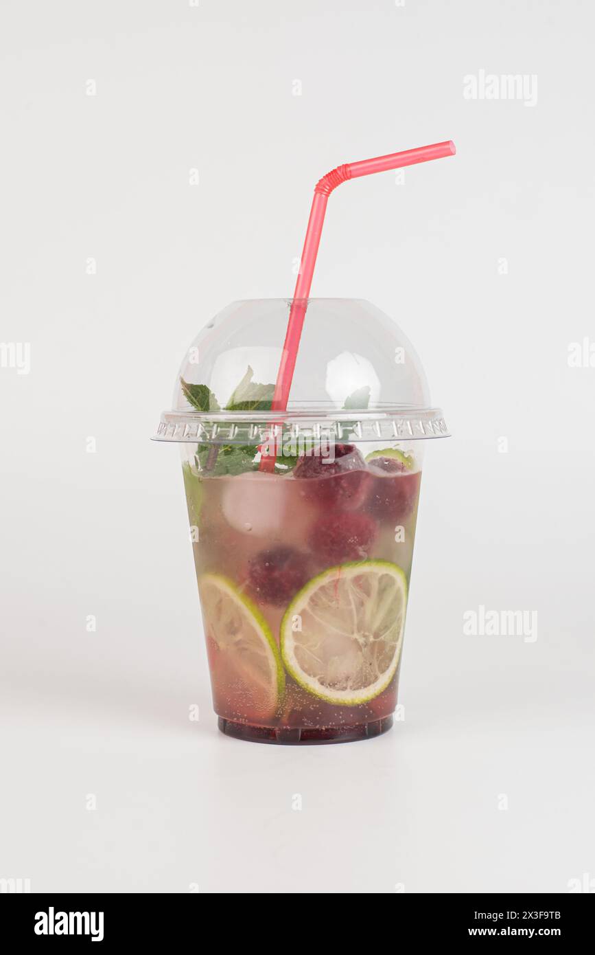 Erfrischendes Sommergetränk. Farbige Limonaden, Mojito, Erdbeere in Plastikbechern mit Eis. Getränke mitnehmen. Stockfoto