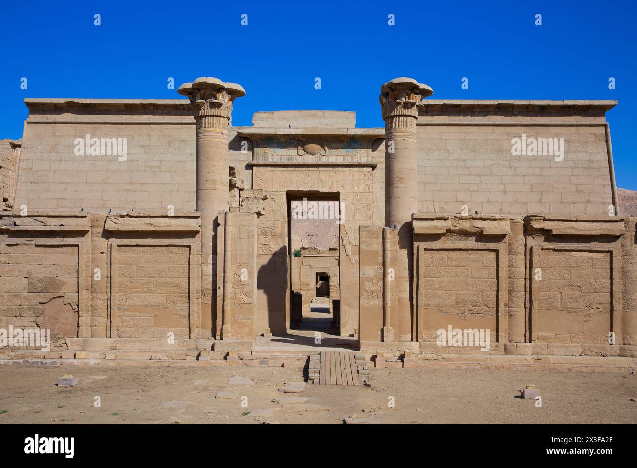 Der Vorhof, der erste Pylon und der Hof von Nectanebo I. befinden sich neben dem Totentempel von Ramesses III. In Medinet Habu, Ägypten Stockfoto