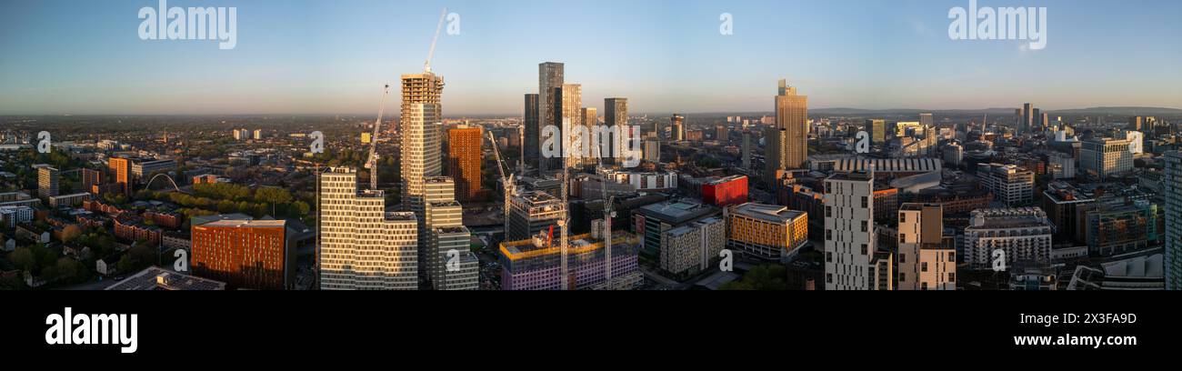 Manchester zeigt die majestätischen Wolkenkratzer nahe dem Deansgate Square unter dem klaren blauen Himmel, die das städtische Wachstum widerspiegeln Stockfoto