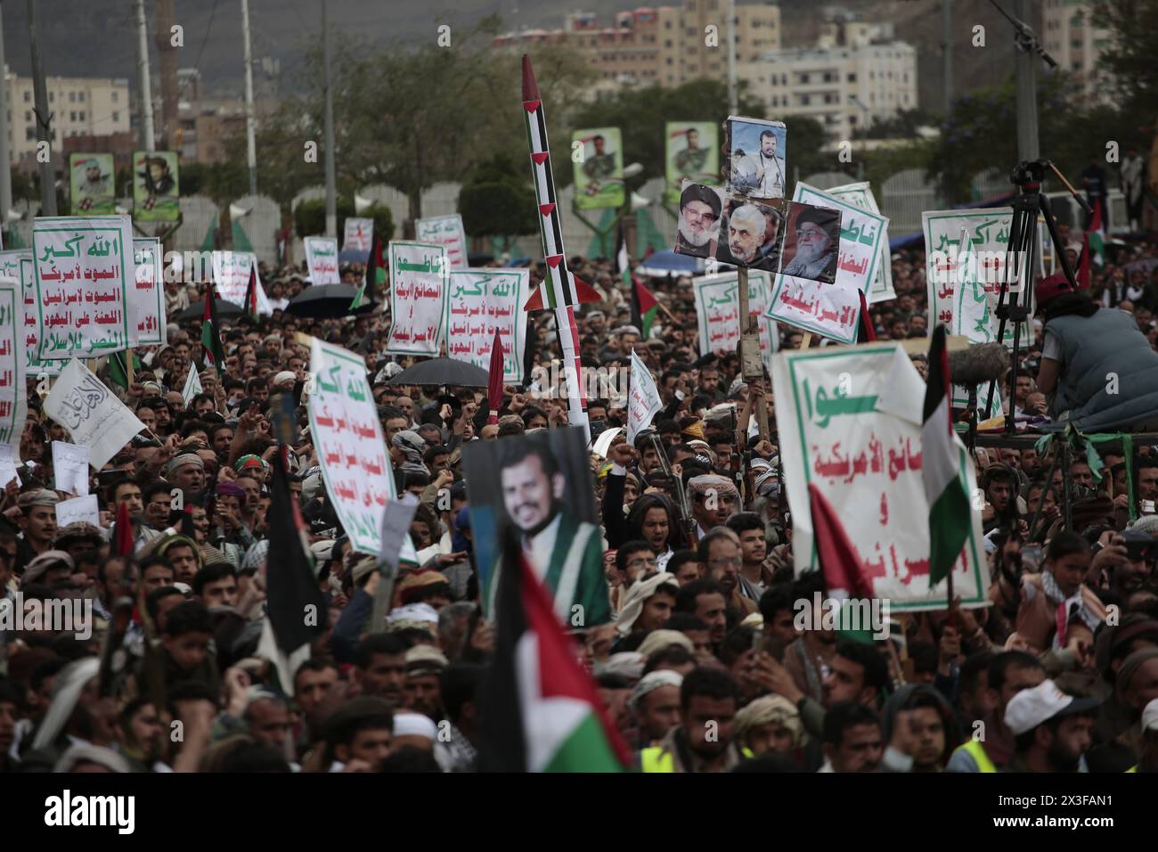 Houthi-Kleidung nahm am 17. Mai 2024 an einem Protest in Solidarität mit dem palästinensischen Volk in Sanaa, Jemen, Teil. Hamza Ali Stockfoto