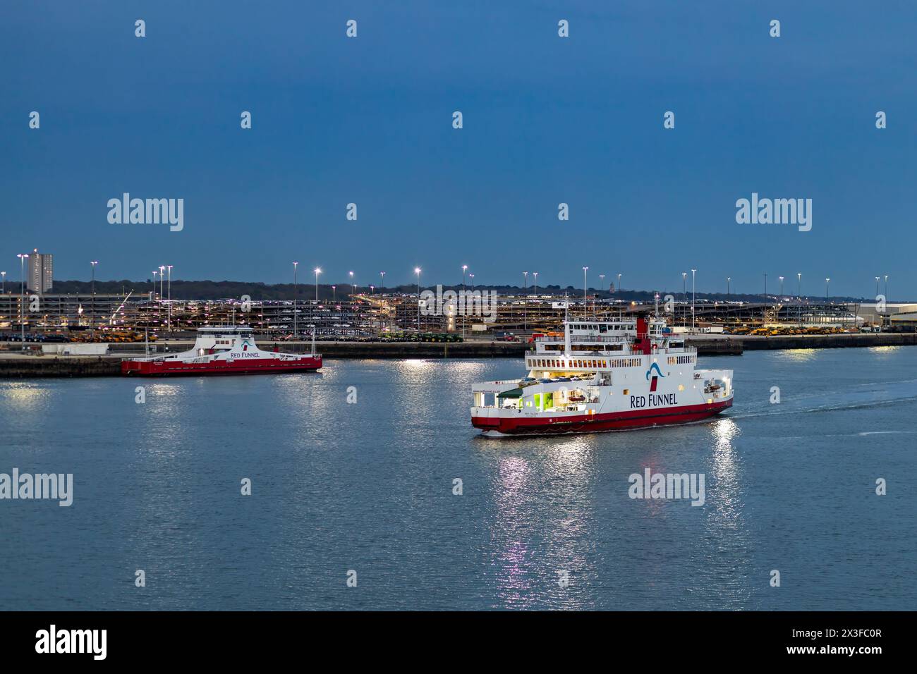 Skyline am Wasser in der Abenddämmerung, Southampton, Großbritannien - April 2024 Stockfoto