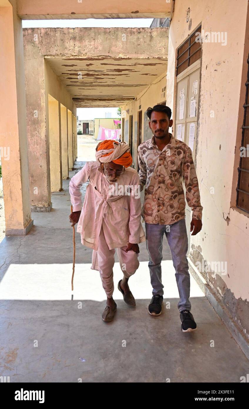 Ajmer, Rajasthan, Indien. April 2024. Bei den sechs Wochen dauernden nationalen Wahlen haben die Menschen ihre Stimmen im zweiten Wahlgang abgegeben. (Kreditbild: © Shaukat Ahmed/Pacific Press via ZUMA Press Wire) NUR REDAKTIONELLE VERWENDUNG! Nicht für kommerzielle ZWECKE! Quelle: ZUMA Press, Inc./Alamy Live News Stockfoto