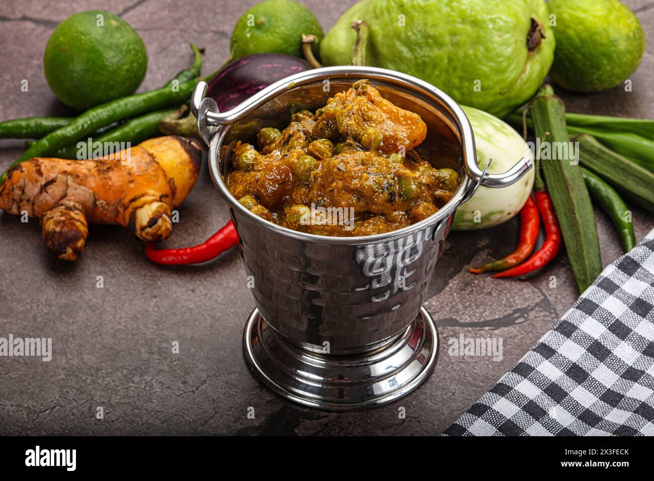 Indische traditionelle Küche Aloo Mutter: Kartoffel mit grünen Erbsen Stockfoto