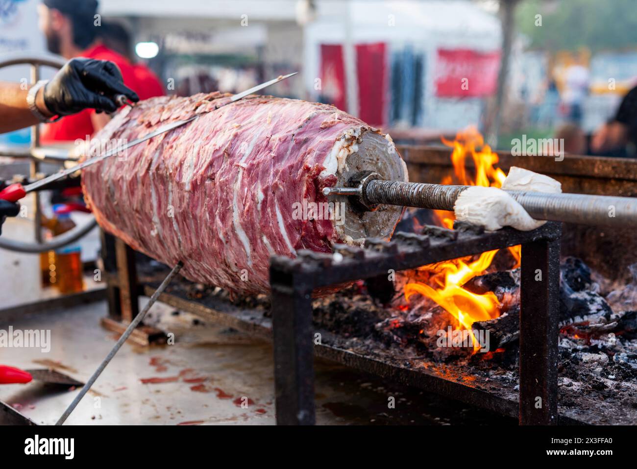 Traditionelles Fleisch mit Feuer auf dem Food Festival, Nahaufnahme, Details Stockfoto