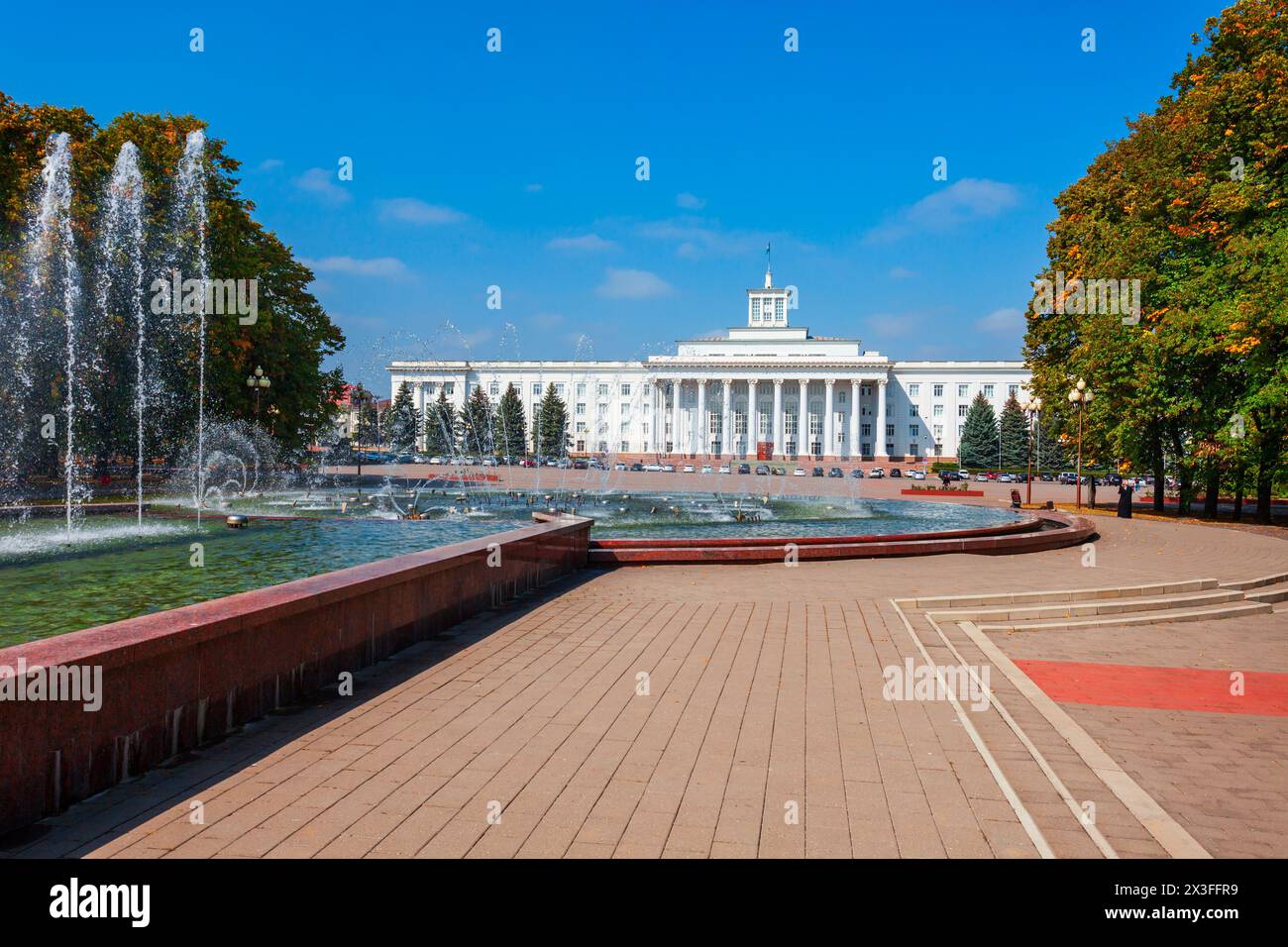 Brunnen und Regierungsgebäude des KBR auf dem Concord-Platz in Nalchik, Kabardino-Balkarische Republik in Russland. Stockfoto