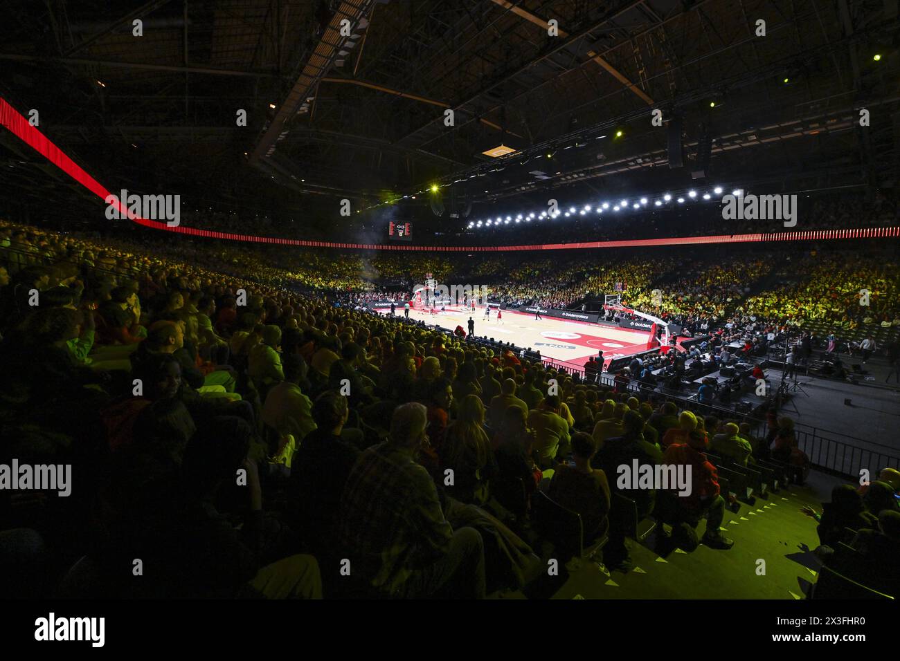 Antwerpen, Belgien. April 2024. Die Abbildung zeigt den Beginn eines Basketballspiels zwischen dem belgischen Verein Antwerp Giants und dem niederländischen Landstede Hammers, Freitag, den 26. April 2024 in Antwerpen, am 8. Tag in der Elite Gold, Cross-Boarder-Phase der Basketballmeisterschaft „BNXT League“ in Belgien und den Niederlanden. BELGA FOTO TOM GOYVAERTS Credit: Belga Nachrichtenagentur/Alamy Live News Stockfoto