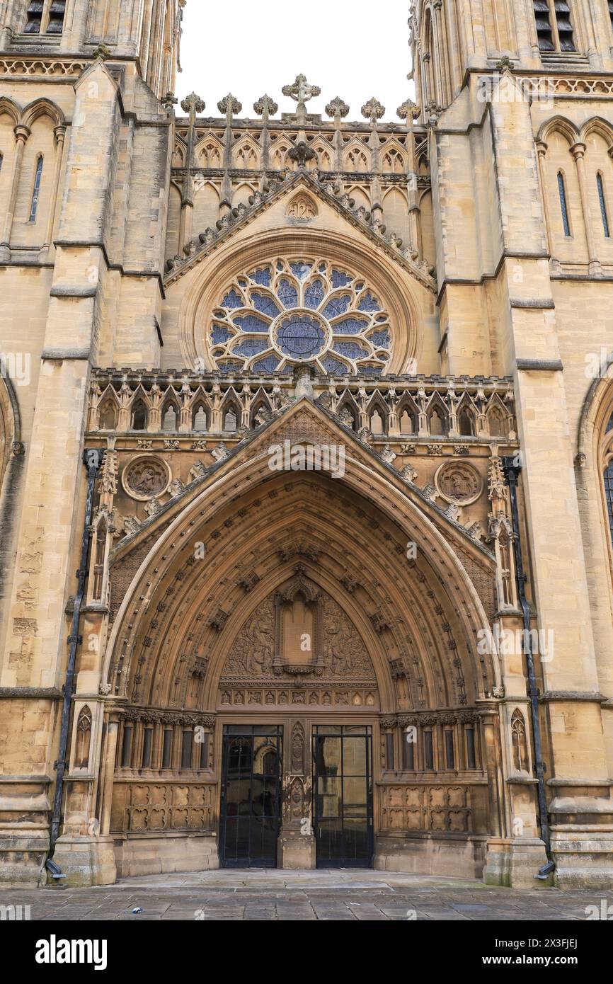 Bristol, England - 29. März 2024: Wunderschöne Kathedrale von Bristol im Stadtzentrum von Bristol Stockfoto