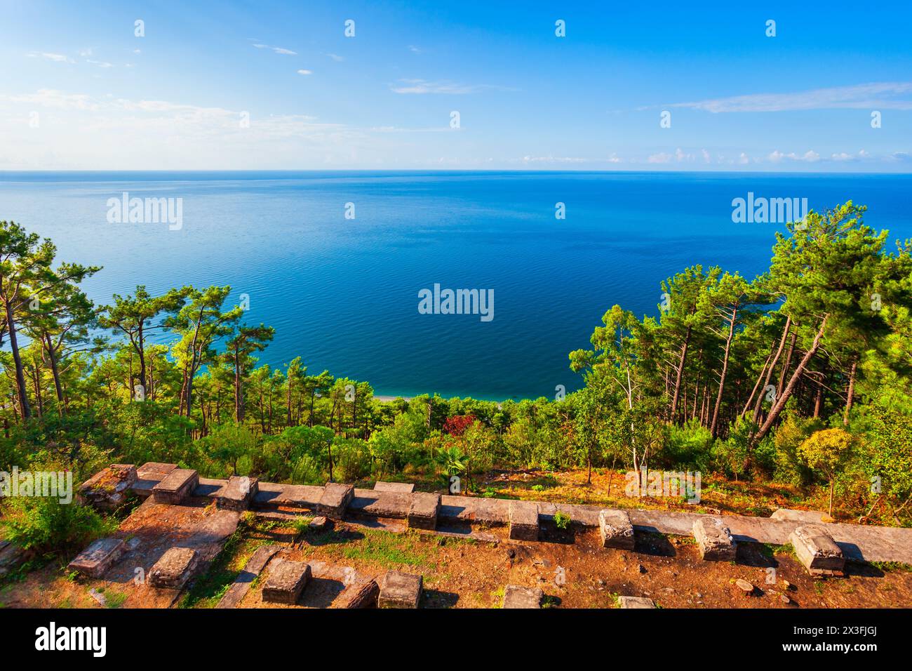 Schönheit Kiefernwald und Schwarzmeerlandschaft in der Nähe des kalten Flusses Dacha Stalin Residenz in Abchasien Region von Georgien, UdSSR Stockfoto