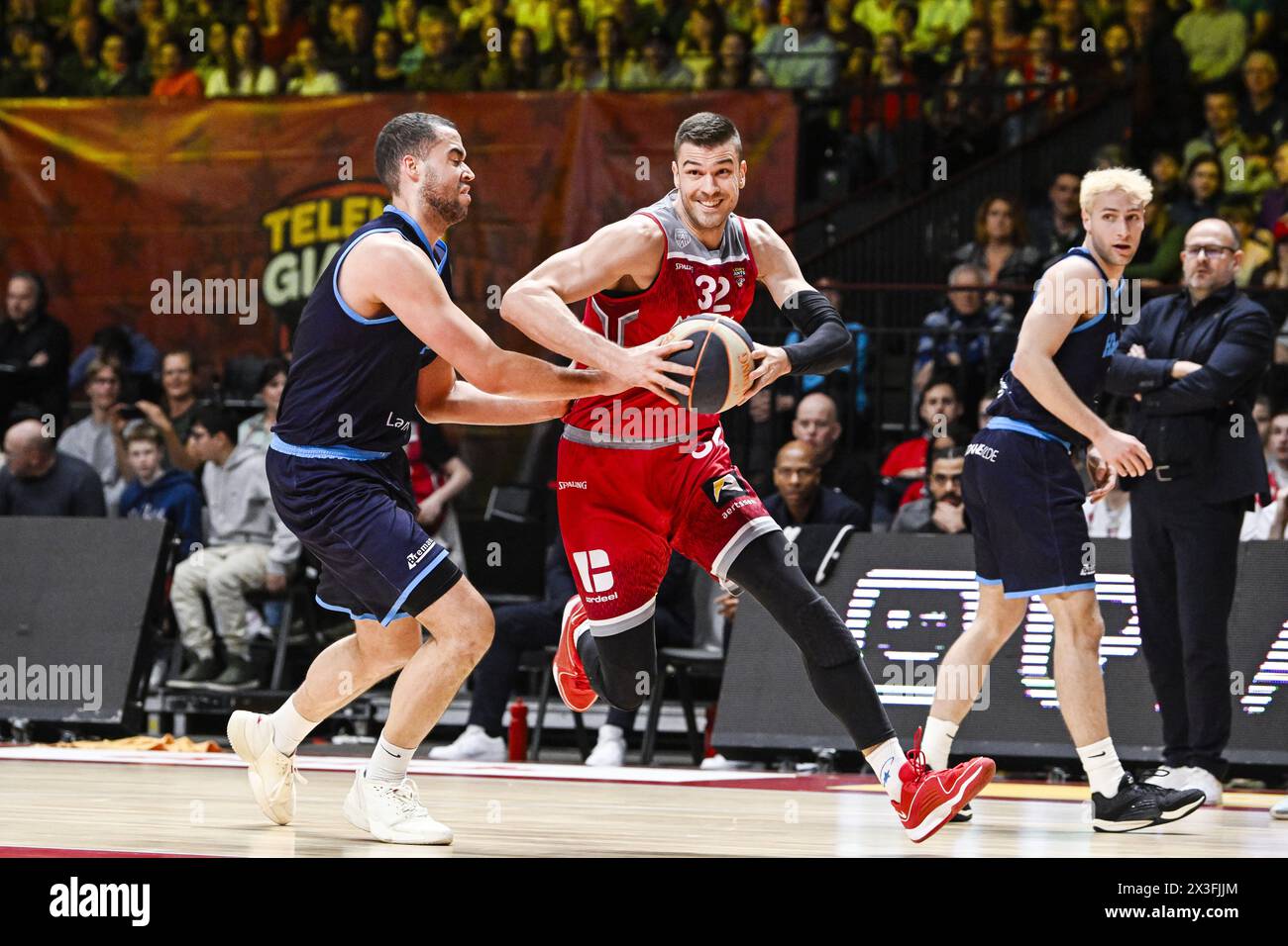 Antwerpen, Belgien. April 2024. Hammers' Terrence Bieshaar und Antwerpen Nikola Jovanovic in Aktion während eines Basketballspiels zwischen dem belgischen Verein Antwerp Giants und dem niederländischen Landstede Hammers, Freitag, den 26. April 2024 in Antwerpen, am 8. Tag in der Elite Gold, Cross-Boarder-Phase der „BNXT League“-Basketballmeisterschaft in Belgien und den Niederlanden. BELGA FOTO TOM GOYVAERTS Credit: Belga Nachrichtenagentur/Alamy Live News Stockfoto