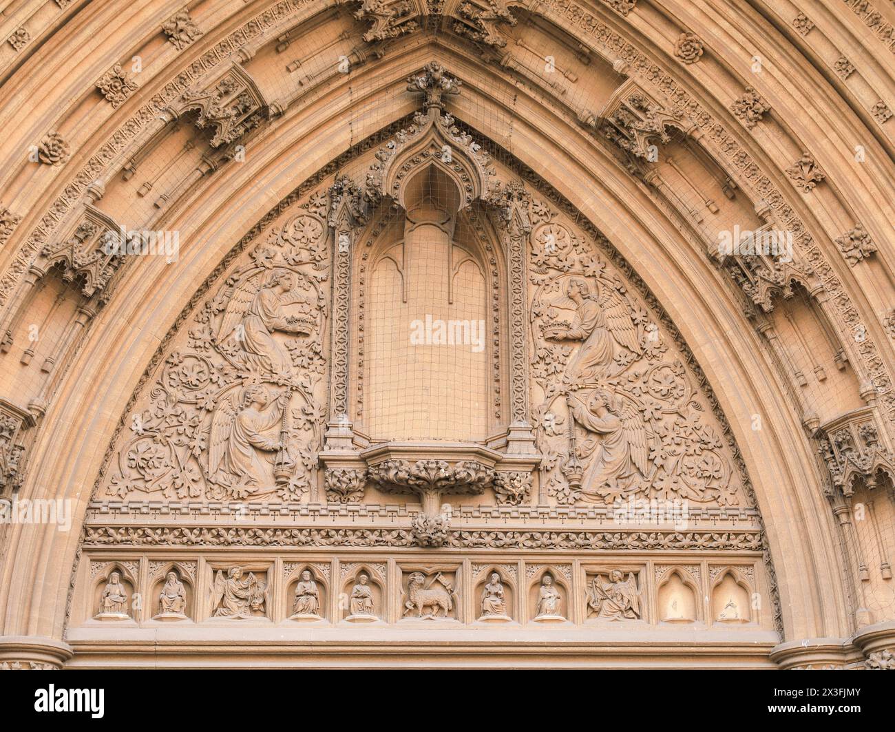 Bristol, England, 29. März 2024: In Stein gemeißelte Details des Eingangs der Kathedrale von Bristol Stockfoto