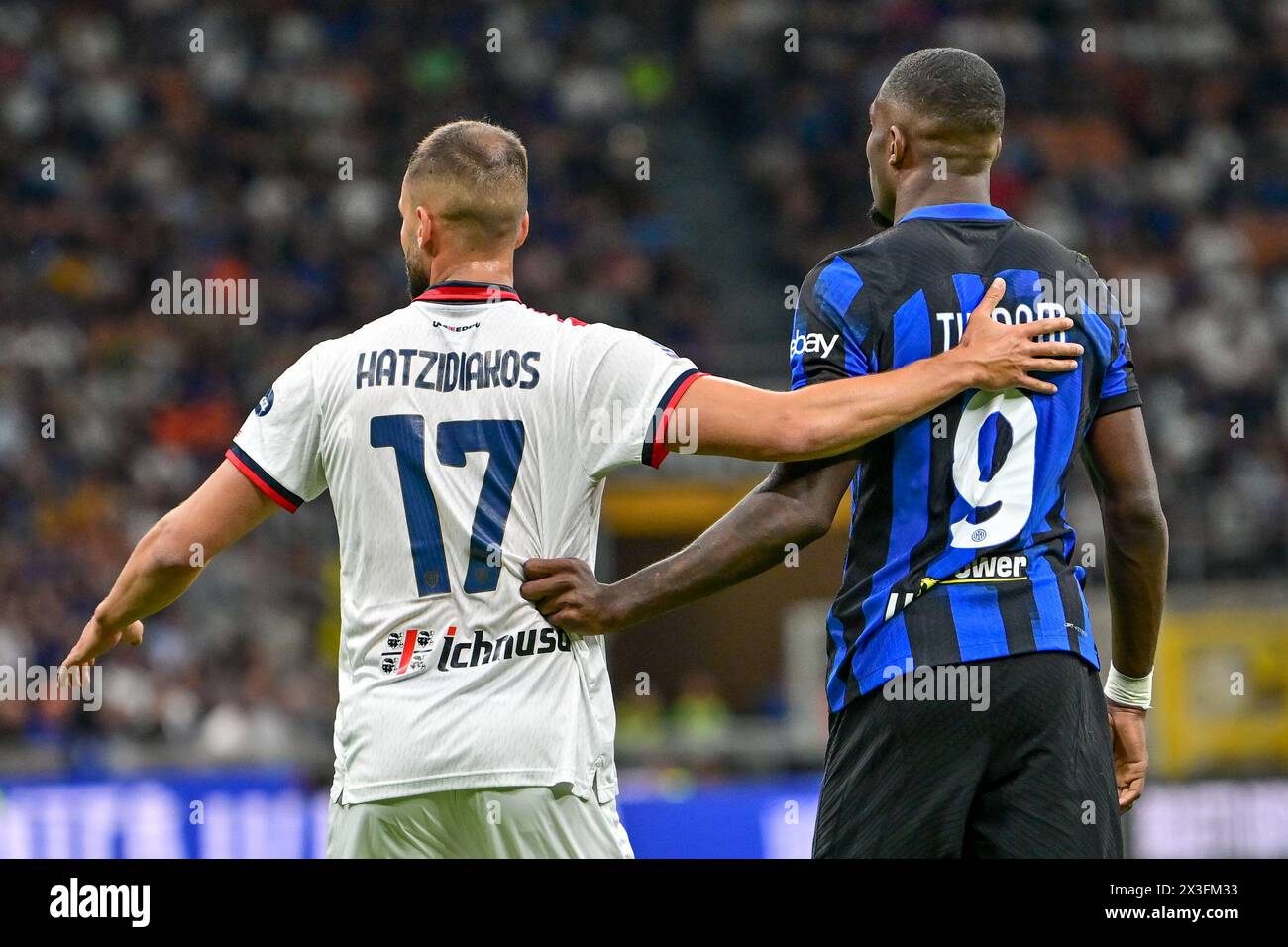 Mailand, Italien. April 2024. Pantelis Hatzidiakos (17) Cagliari und Marcus Thuram (9) von Inter wurden während des Spiels Der Serie A zwischen Inter und Cagliari bei Giuseppe Meazza in Mailand gesehen. (Foto: Gonzales Photo - Tommaso Fimiano). Stockfoto