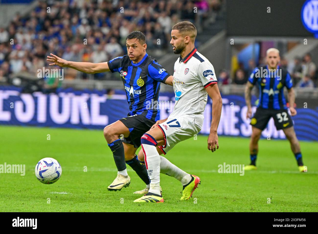 Mailand, Italien. April 2024. Alexis Sanchez (70) von Inter und Pantelis Hatzidiakos (17) Cagliari wurden während des Spiels zwischen Inter und Cagliari in Giuseppe Meazza in Mailand gesehen. (Foto: Gonzales Photo - Tommaso Fimiano). Stockfoto