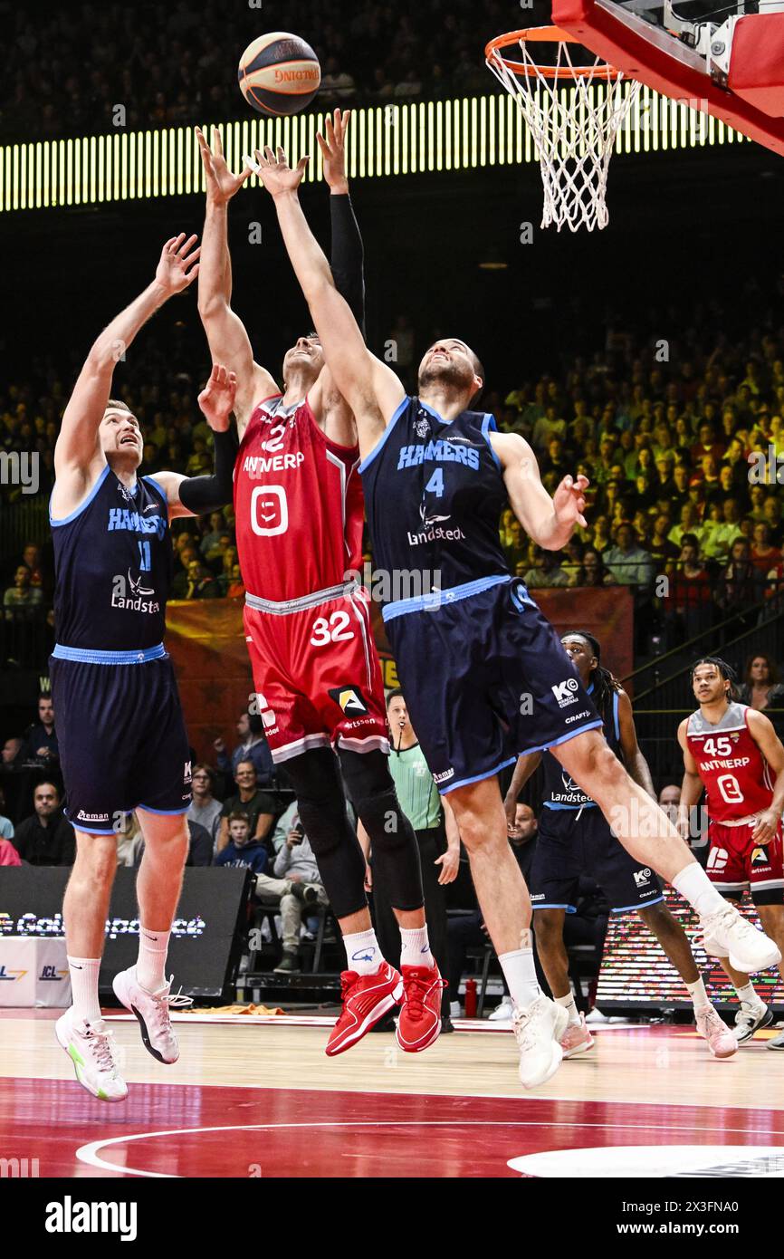 Antwerpen, Belgien. April 2024. Michel Kozak, Nikola Jovanovic aus Antwerpen und Hammers' Terrence Bieshaar in Aktion während eines Basketballspiels zwischen dem belgischen Verein Antwerp Giants und dem niederländischen Landstede Hammers, Freitag, den 26. April 2024 in Antwerpen, am 8. Tag im Elite Gold, Cross-Boarder-Phase der „BNXT League“, der Basketballmeisterschaft der ersten Liga in Belgien und den Niederlanden. BELGA FOTO TOM GOYVAERTS Credit: Belga Nachrichtenagentur/Alamy Live News Stockfoto