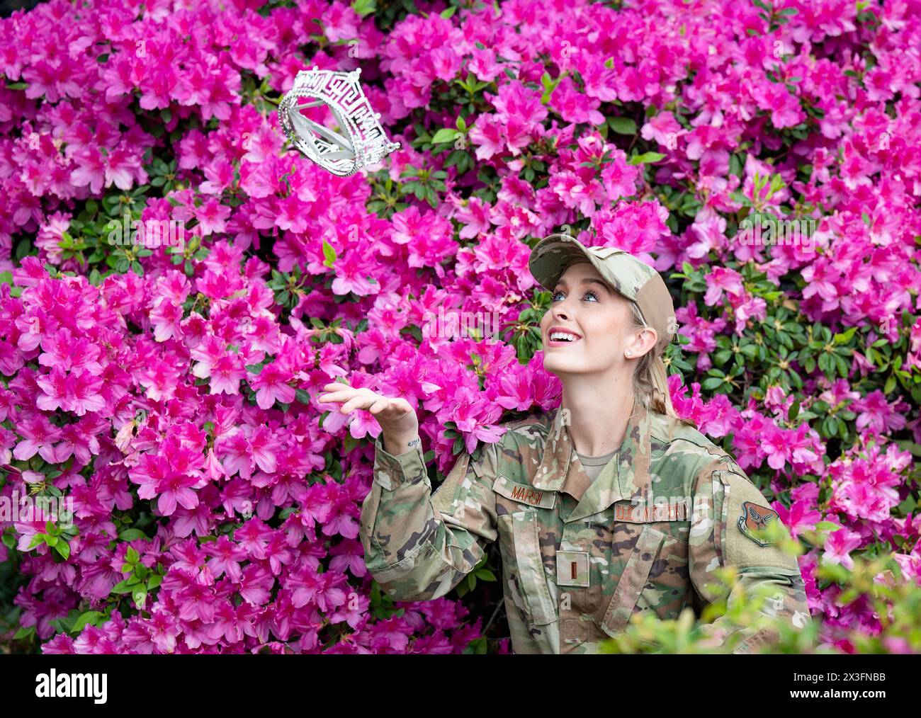 New Orleans, Vereinigte Staaten von Amerika. 21. März 2024. Lieutenant Madison Marsh, gekrönt Miss America 2024, posiert am 21. März 2024 in New Orleans, Louisiana in ihrer Kampfkleidung und wirft ihre Krone. Marsh, ein 22-jähriger Absolvent der U.S. Air Force Academy, ist der erste Militäroffizier im aktiven Dienst, der die Krone als Miss America trägt. Foto: Miriam Thurber/United States Air Force Photo/Alamy Live News Stockfoto