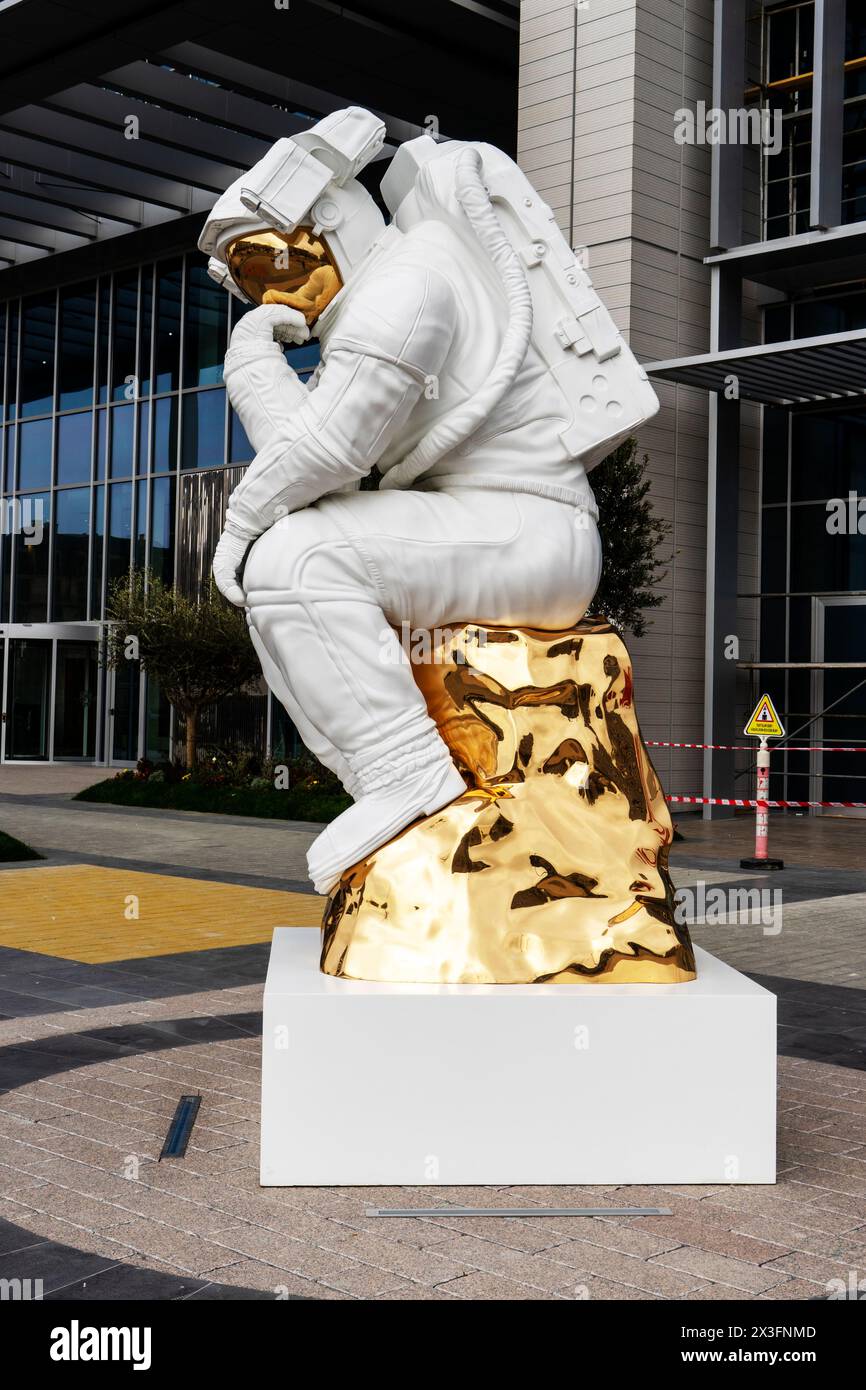 Denkmal für Kosmonaut, Astronaut in einem weißen Raumanzug in der Stadt Stockfoto