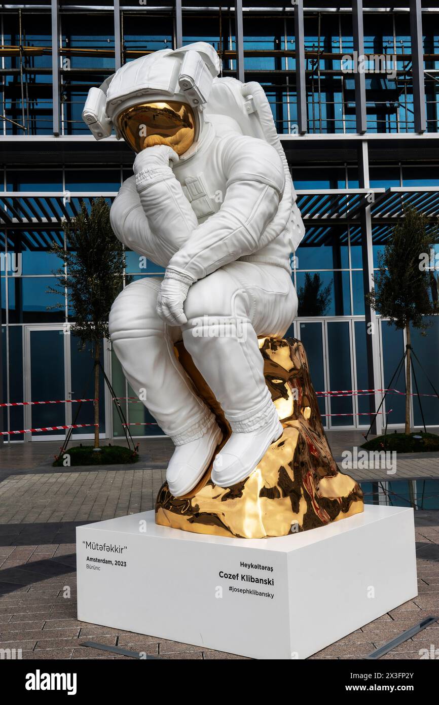Denkmal für Kosmonaut, Astronaut in einem weißen Raumanzug in der Stadt Stockfoto
