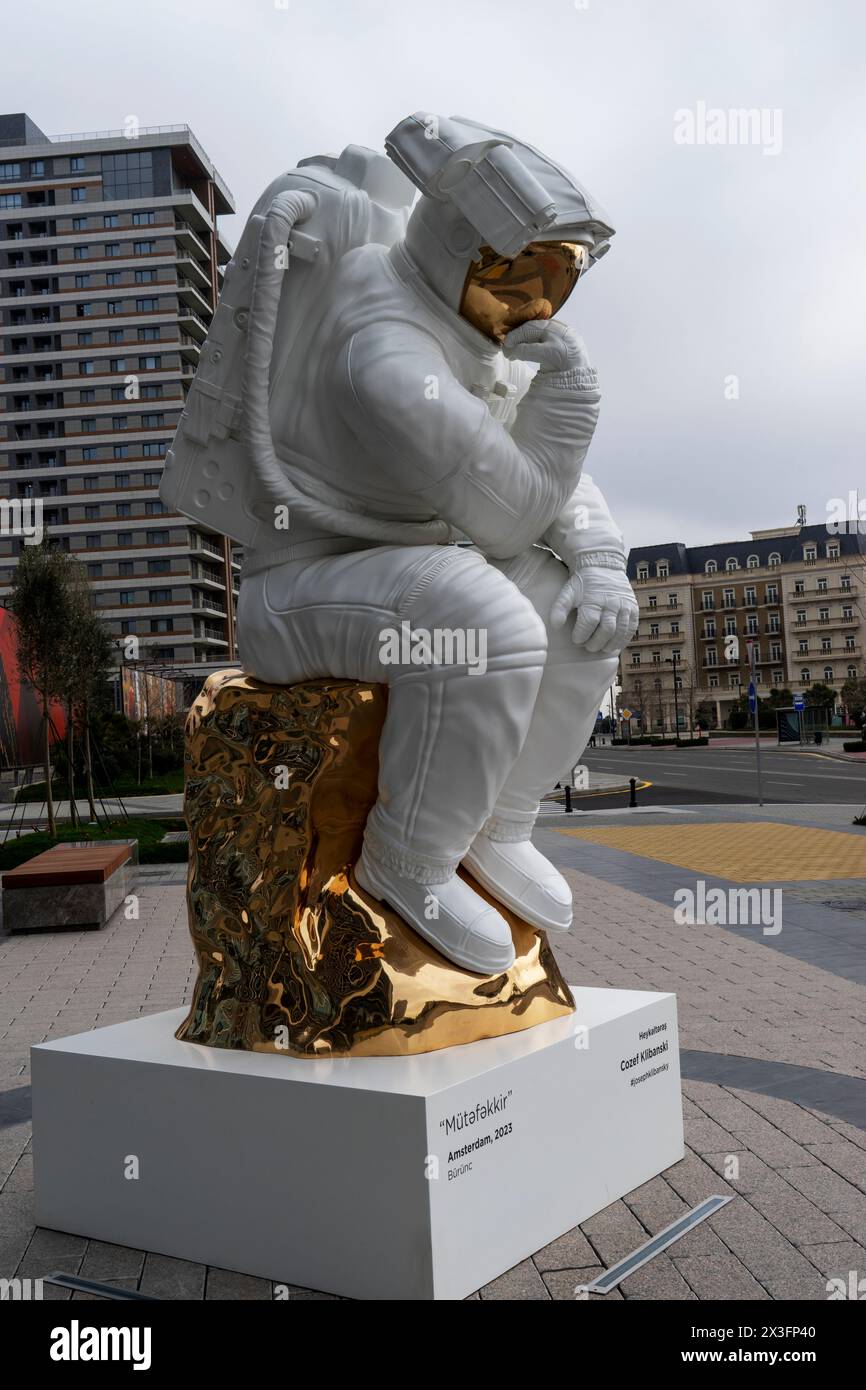 Denkmal für Kosmonaut, Astronaut in einem weißen Raumanzug in der Stadt Stockfoto