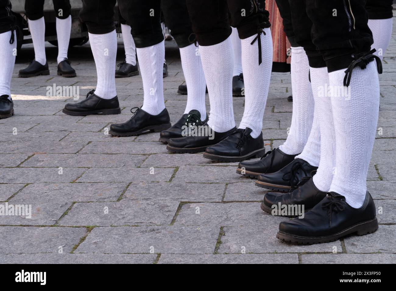 Beine von Musikern mit Lederhosen, weißen Socken und schwarzen Schuhen, Frühlingsfest Deggendorf, Niederbayern, Deutschland Stockfoto
