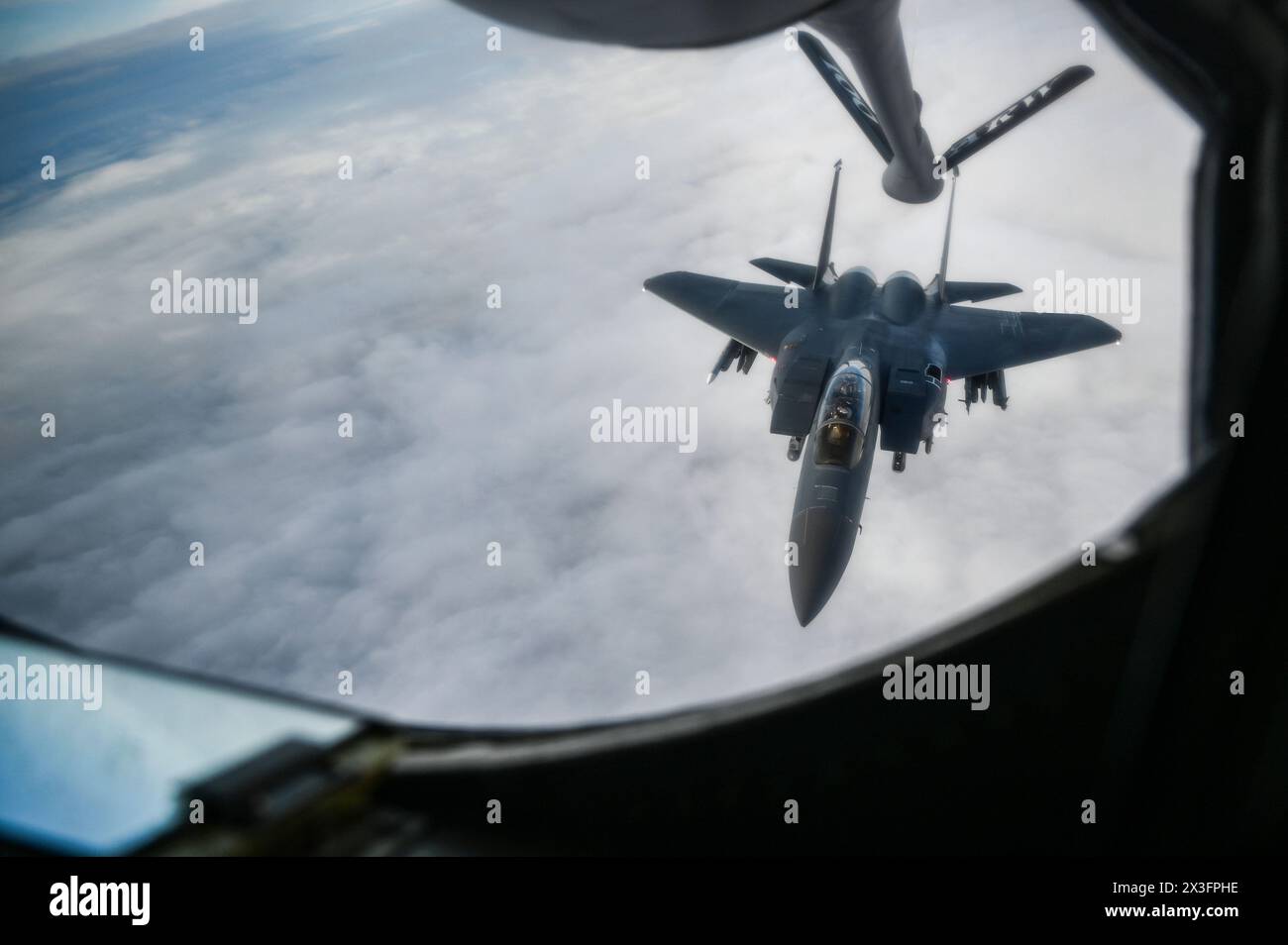 Suffolk, Großbritannien. April 2024. Ein F-15E Strike Eagle-Kampfflugzeug der US Air Force, das dem 48th Fighter Wing zugewiesen wurde, bricht ab, nachdem er am 4. April 2024 von einem KC-135 Stratotanker über England, Großbritannien, betankt wurde. Quelle: SRA Viviam Chiu/United States Air Force/Alamy Live News Stockfoto