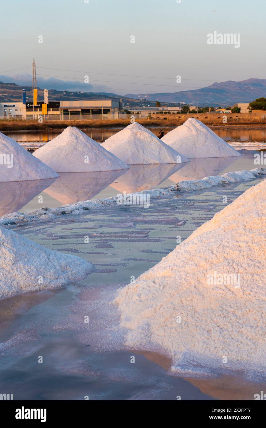 Alte Windmühle in Saline di Trapani e Paceco am Sonnenuntergang, Sizilien. Stockfoto