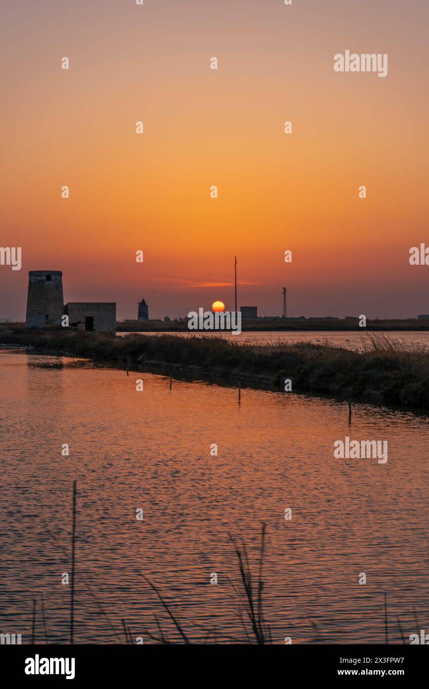 Alte Windmühle in Saline di Trapani e Paceco am Sonnenuntergang, Sizilien. Stockfoto