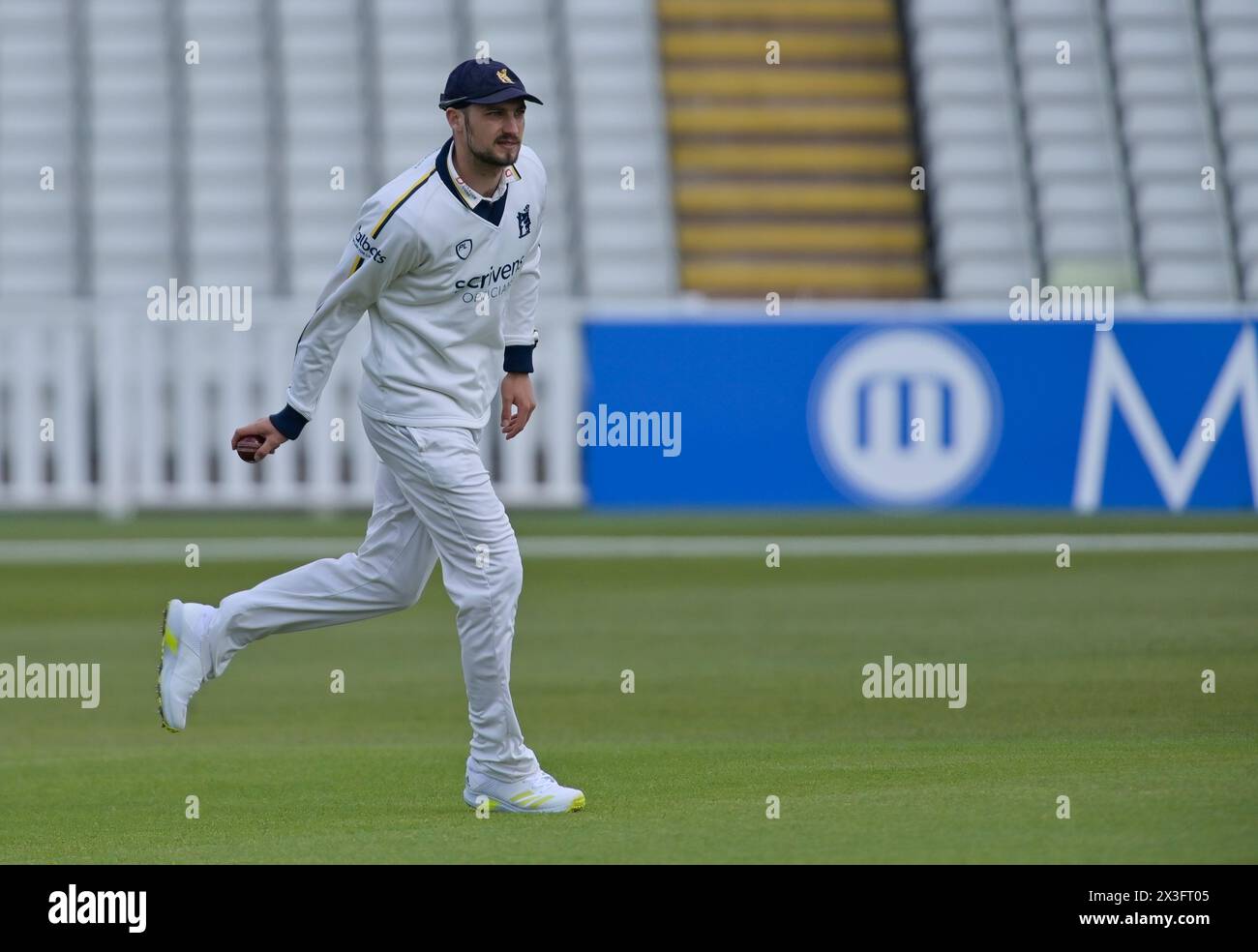 Birmingham, Großbritannien. April 2024. Ed Barnard of Warwickshire während der Vitality County Championship Division ein Spiel zwischen Warwickshire und Nottinghamshire in Edgbaston 26. April -2024 Birmingham, England Credit: PATRICK ANTHONISZ/Alamy Live News Stockfoto